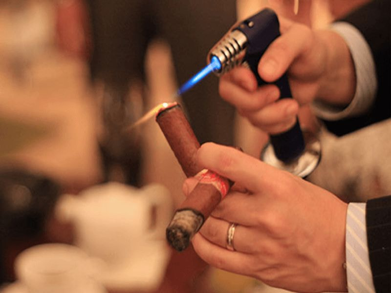 Bạn nên sử dụng khò châm chuyên dụng khi đốt xì gà